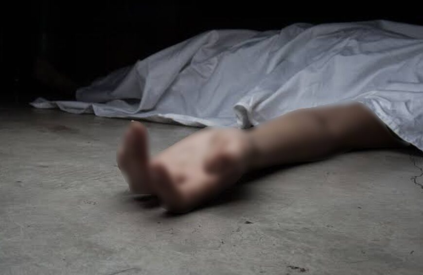 Hombre apuñaló a su esposa por celos y durmió al&hellip;