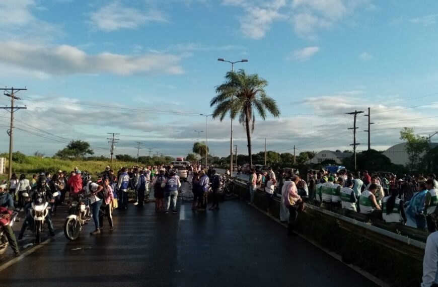 Las federaciones de Mototaxis «3 de Febrero» del Distrito 3 de Satélite Norte y «15 de Marzo» del Distrito iniciaron un bloqueo indefinido de  la carretera Santa Cruz- Cochabamba