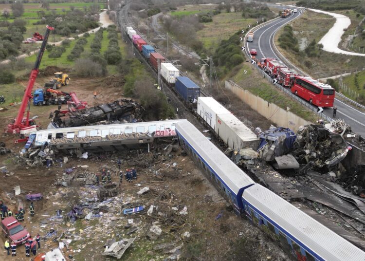 Fallecen al menos 36 personas y 85 heridos al chocar&hellip;