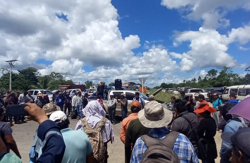 Bloqueo de camino en la carretera hacia cochabamba por el&hellip;