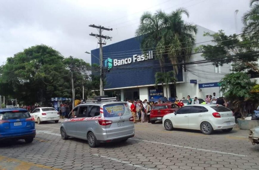 En las agencias del Banco Fassil hay filas y clientes&hellip;