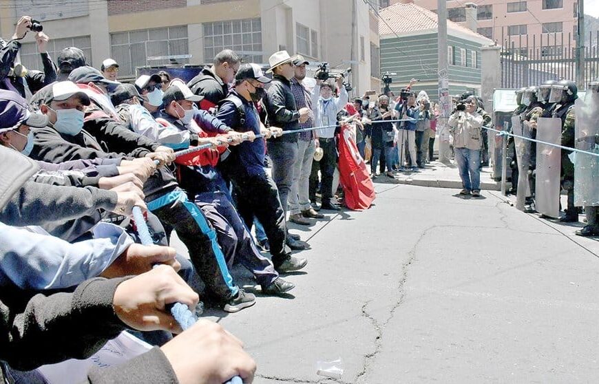 Maestros confirman que este viernes se realizará un paro movilizado con bloqueo de carreteras y con suspensión de labores escolares.