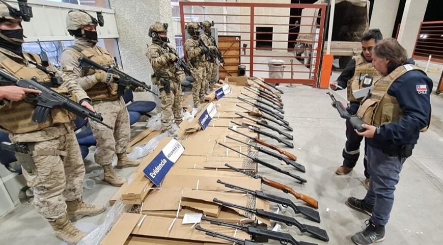 Ejército de Chile incauta dos camiones bolivianos con 136 rifles camuflados en fardos de ropa