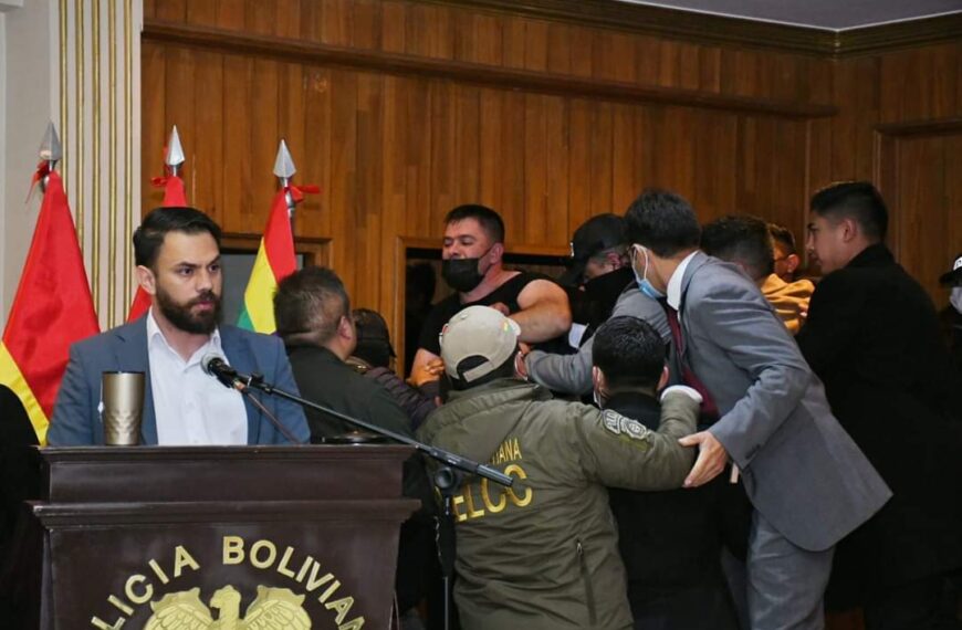 Capitan Javier Alberti:»Soy inocente, no soy el de la foto» gritaba al momento de ser presentado por el Ministro de Gobierno.