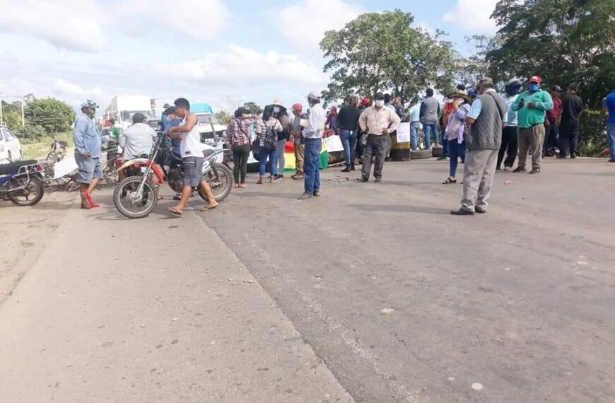 Vecinos de Santa Fe bloquean la carretera Santa Cruz – Cochabamba