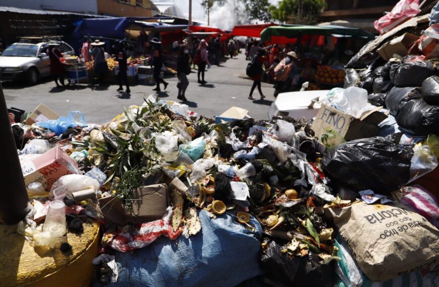 Cuarto día del bloqueo en el botadero de K’ara K’ara y las calles se llenan de malos olores