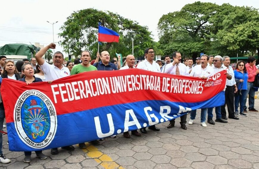 La universidad, médicos y militares en servicio pasivo protestan contra la Gestora Pública