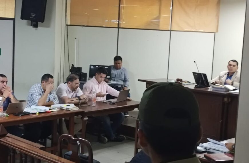 El expresidente del Comité Cívico pro Santa Cruz, Rómulo Calvo, se encuentra nuevamente ante un juez por el caso Wiphala
