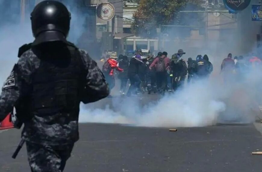 Un grupo de maestros urbanos logró ingresar hasta la plaza Murillo de la ciudad de La Paz  y los policías procedieron a gasificar a los manifestantes
