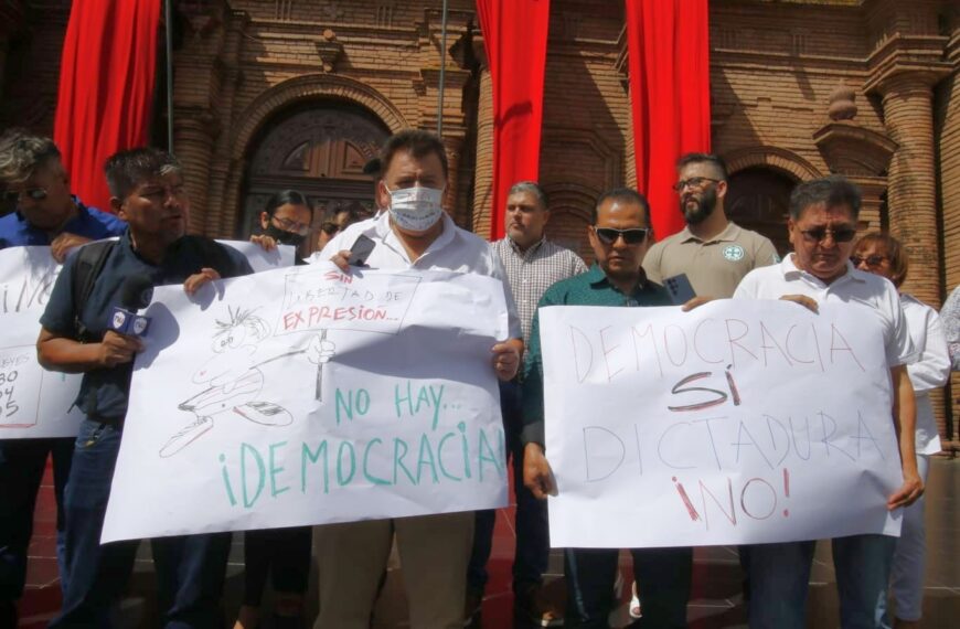 Periodistas realizan un plantón en la Catedral cruceña en rechazo al paquete de leyes “mordazas”
