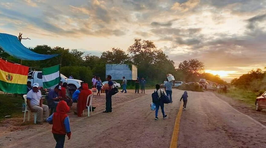 Socios de la cooperativa de agua de Puerto Suárez bloquean la ruta del ingreso del municipio