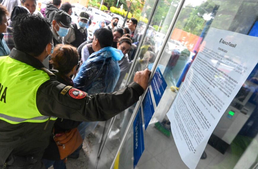 ASFI luego de disponer la suspensión de todas las operaciones por 30 días del Banco Fassil, ahorristas se trasladaron hasta la oficina central, manifestando su preocupación sobre sus ahorros