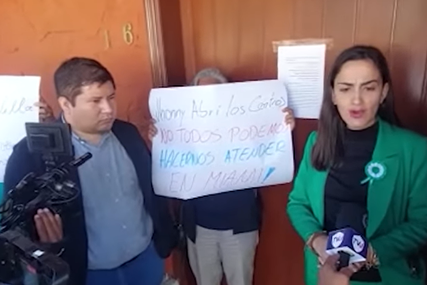 Diputada Nayar pega en la puerta del alcalde Jhonny una denuncia por atentado contra la salud