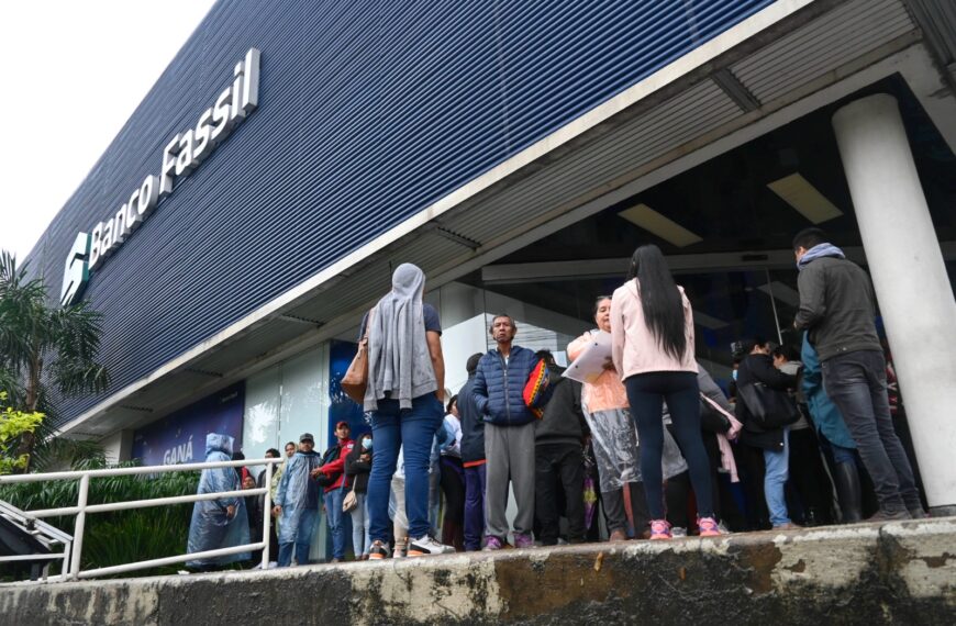 Ministerio Público pone en alerta migratoria contra ejecutivos del Banco Fassil