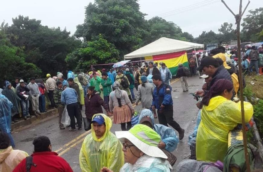 Pobladores de El Torno masifican el bloqueo en la ruta a los Valles cruceños y amenazan con tomar la Gobernación