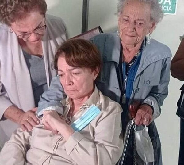 Exministra Eidy Roca viaja a Argentina en busca de tratamiento médico