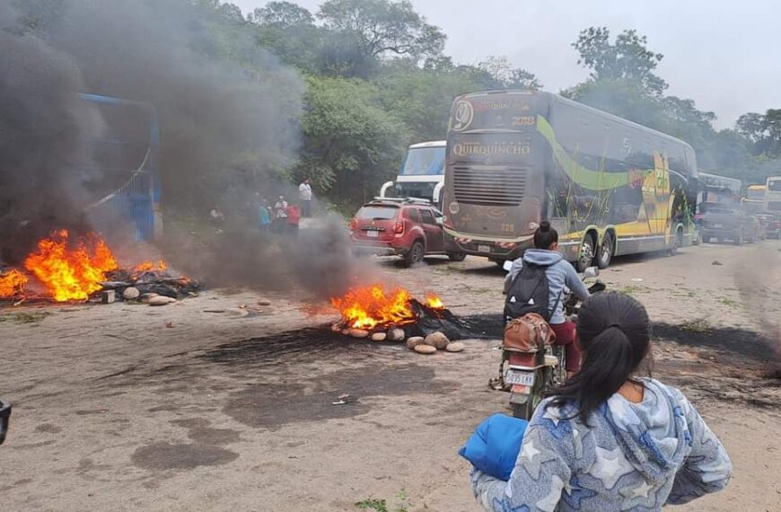 Pobladores bloquean en la carretera No. 9 en el cruce de Abapo –  Camiri – El Espino – Charagua