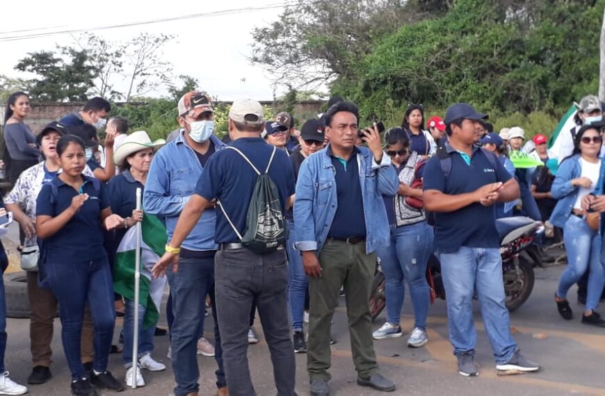 Extrabajadores del Banco Fassil dieron un cuarto intermedio en el bloqueo que se cumplía este jueves desde tempranas horas en la carretera Santa Cruz – Cochabamba