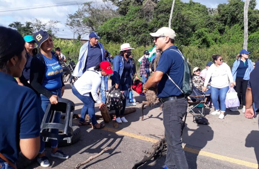 Exfuncionarios instalaron un punto de protesta en la carretera que une a Santa Cruz con Cochabamba exigiendo el pago de sus sueldos