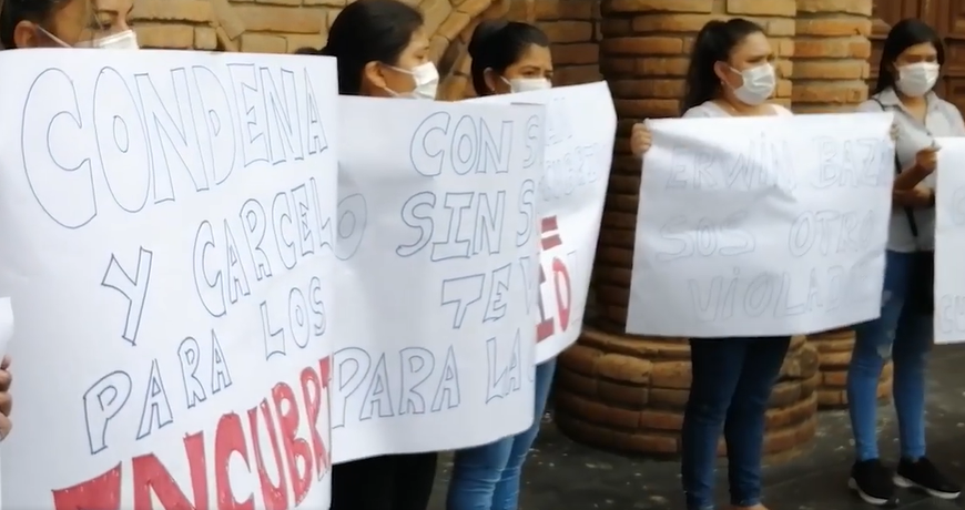 Grupo de mujeres llegó hasta la Catedral de Santa Cruz para protestar contra los casos de pederastia