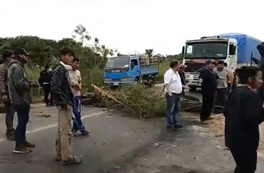 Comunarios de San Pedro bloquean el puente de La Amistad demandando justicia por las muerte en los predios de Santagro