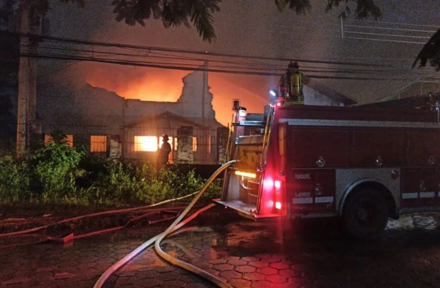 Un incendio de gran magnitud se registra en los galpones de una fábrica de plásticos en la zona del Parque Industrial