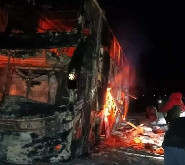 Bus se incendia a causa de un cortocircuito en la carretera entre Tarija y Potosí