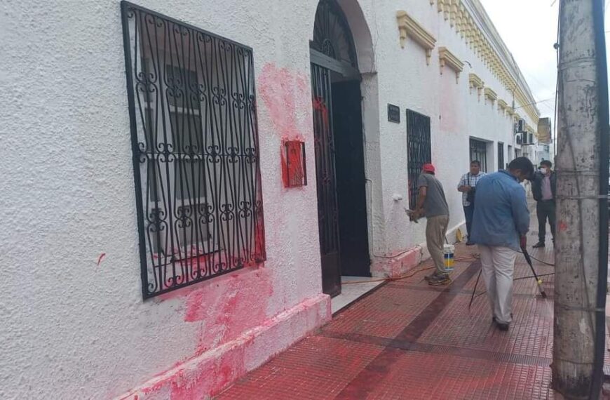 Fachada del Arzobispado de Santa Cruz amaneció pintarrajeada por un grupo de personas en rechazo a los casos de pederastia