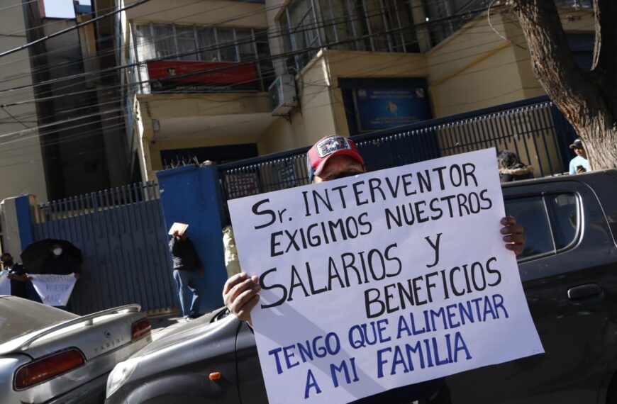 Ex funcionarios del ex Banco Fassil, realizaron una movilización para exigir el pago de salarios y beneficios sociales