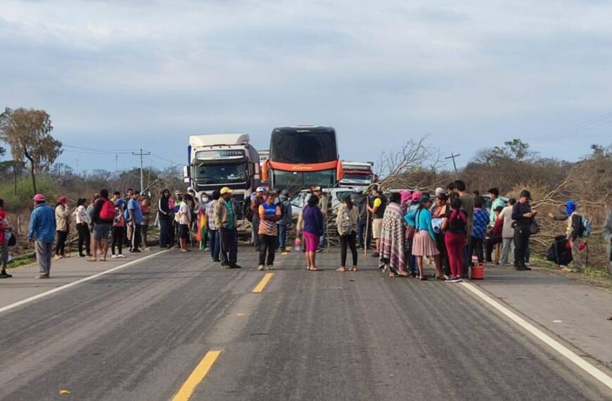 Ruta hacia Camiri se encuentra bloqueada por vecinos de esta comunidad exigiendo que no se construya de un vertedero por el kilometro 45