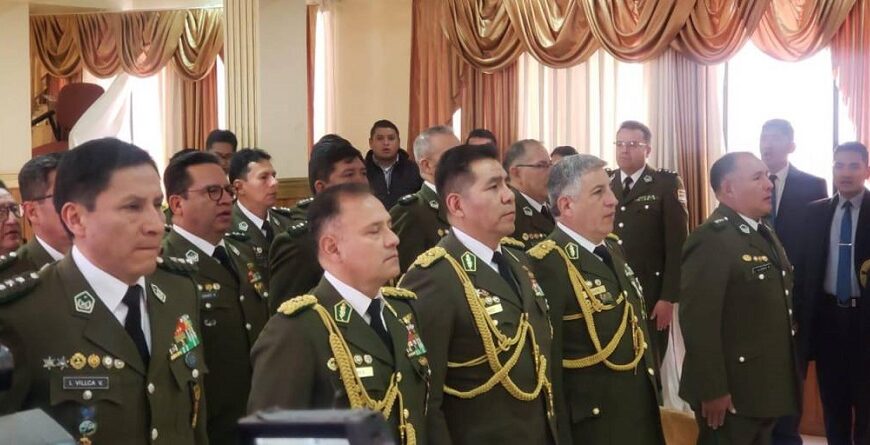 Cambian a Illanes como director de la Felcn y a cuatro comandantes departamentales de la Policía