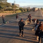 Bloquean en San Julián la ruta a Trinidad, por la tarifa de pasajes&hellip;