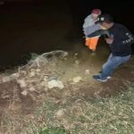 Por perseguir a su perrito terminó ahogada en un río