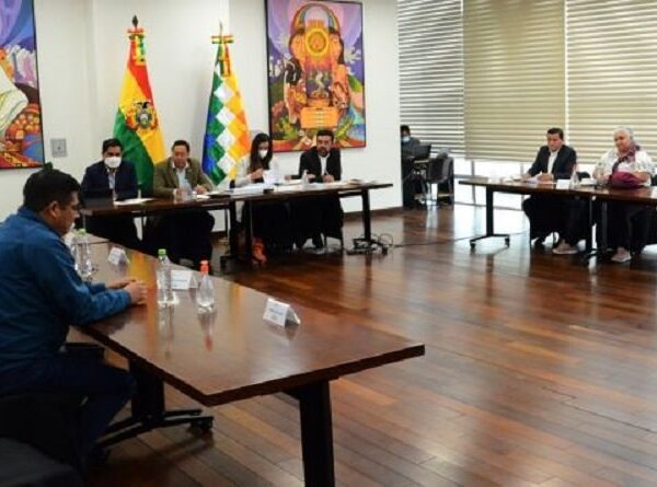 Arce recibe a alcaldes de ciudades capitales para evaluar gestión de proyectos y desarrollo regional