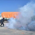 Policía gasifica a transportistas y levanta bloqueo en la carretera La Paz-Oruro