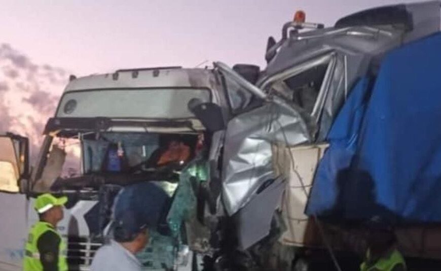RESCATAN A CHOFERES QUE QUEDARON ATRAPADOS EN DOS CAMIONES TRAS…