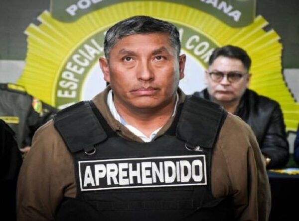 ¿Quién es el vicealmirante aprehendido por la insurrección militar?