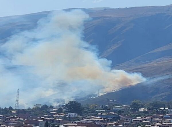 Bomberos logran controlar incendio forestal en el Parque Nacional Tunari de Cochabamba