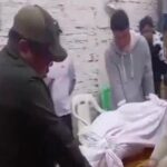 Policía retira el cuerpo de un hombre en su velorio para realizarle la&hellip;