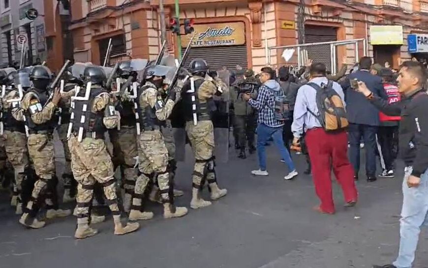 Militares abandonan plaza Murillo tras cambio del Alto Mando Militar