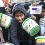 Niños mueren desnutridos en Gaza, mientras los alimentos esperan en camiones