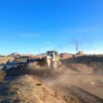 Policía desbloquea la carretera La Paz-Oruro con maquinaria pesada