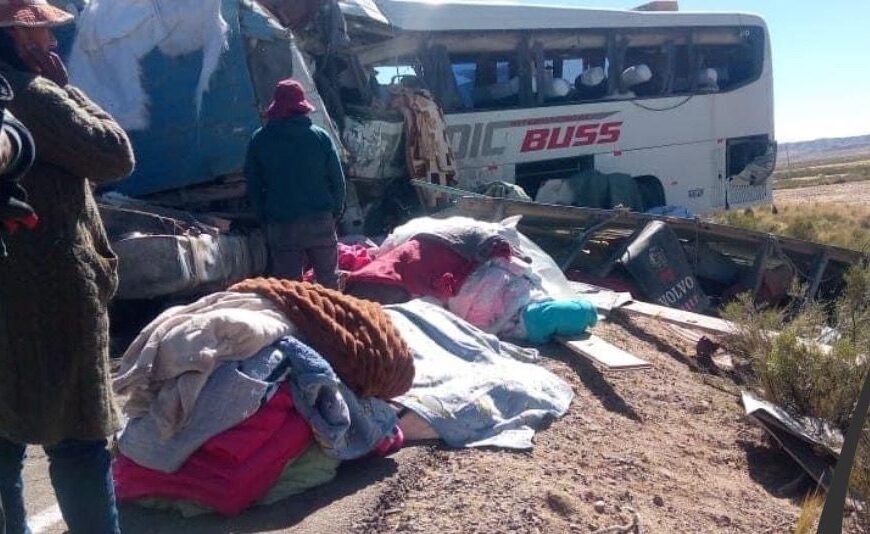 (Fotos)Un bus y un camión chocan de frente en la…