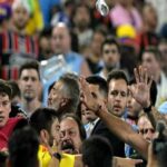 Pelea campal entre futbolistas uruguayos e hinchas colombianos tras la eliminación de los&hellip;