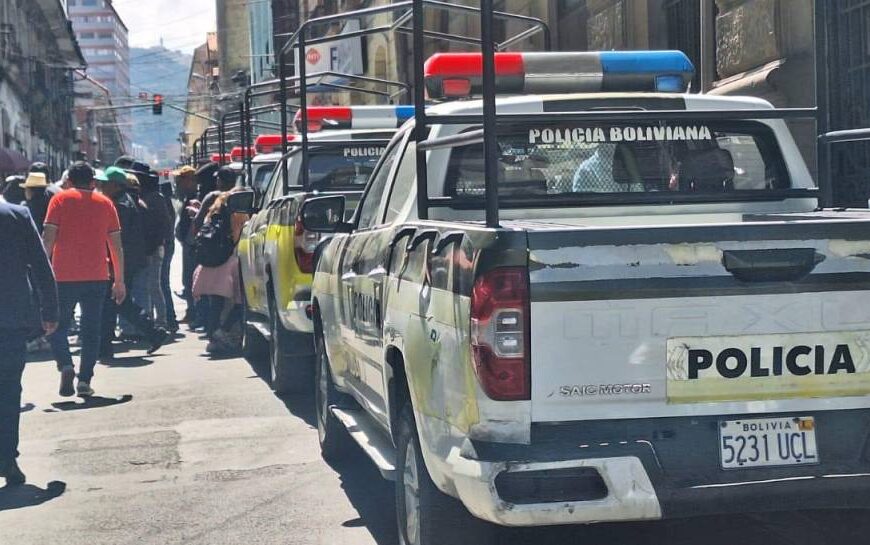 Refuerzan con vallas metálicas y policías los alrededores de la&hellip;