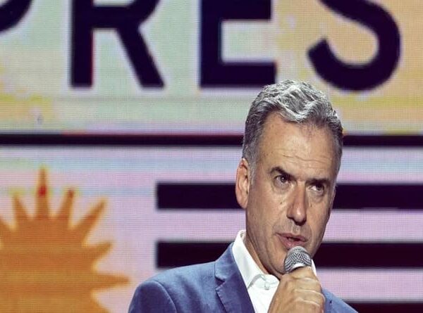 Yamandú Orsi gana el balotaje y la izquierda regresa al poder en Uruguay