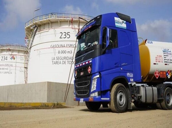 El precio referencial para el litro de gasolina importada por privados es de $us 1,20 y $us 1,25 y de diésel $us 1,24
