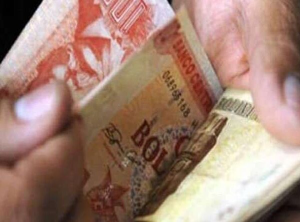 Transfieren a su cuenta bancaria 100.000 bs por error y esta en busca del dueño del dinero