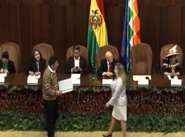 El TSE entrega credenciales a 19 nuevos magistrados e insta a trabajar sin presiones políticas o económicas