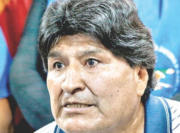 Juez declara a Evo en rebeldía, dicta arraigo, ordena su aprehensión y congela sus cuentas bancarias